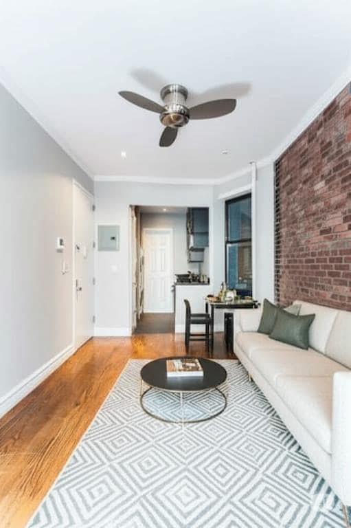 Building Photo - 382 E 10th St Rental