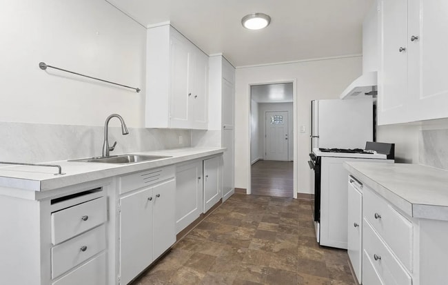Photo - Columbia Court Apartments
