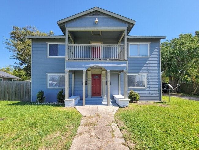 Building Photo - 711 Ave A Unit 4