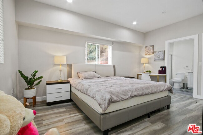 Photo - 1805 S New England St