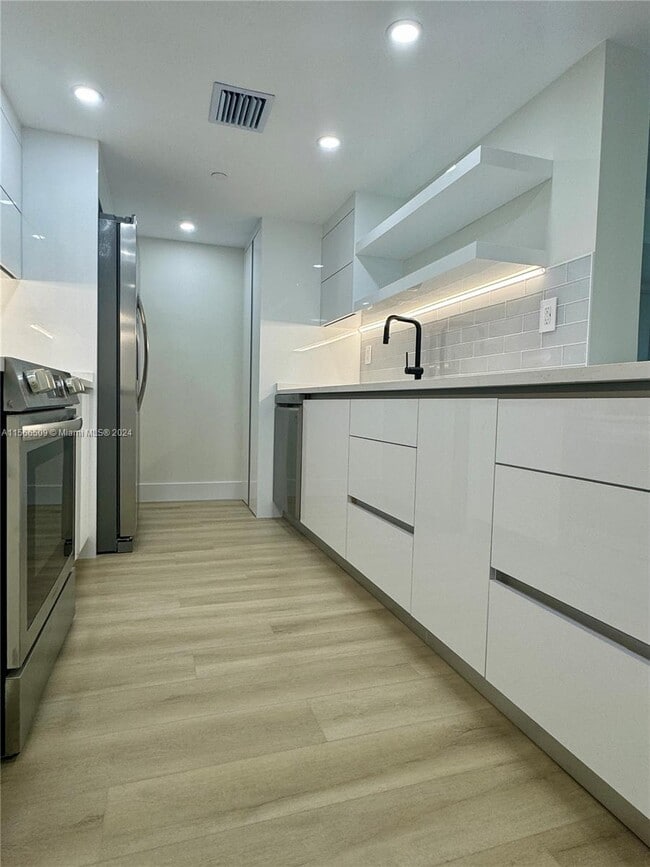 Photo - 2457 Collins Ave Unit 203