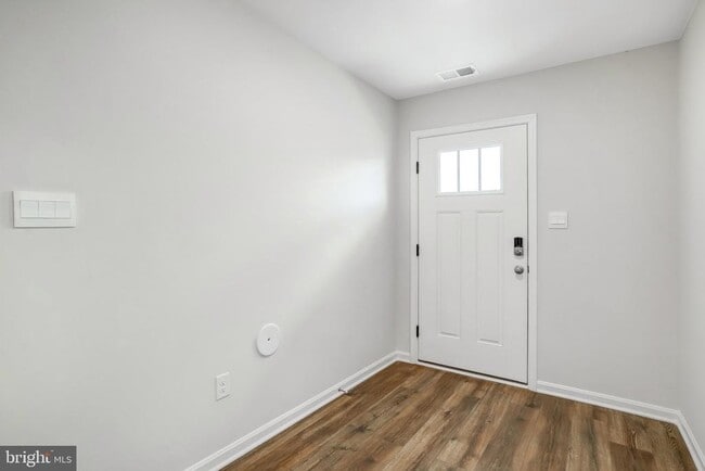 Photo - 721 Courier Ln