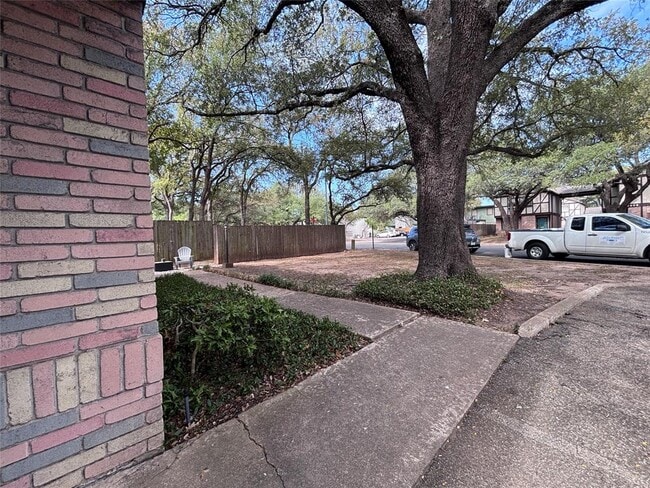 7407 Shadow Hill Dr