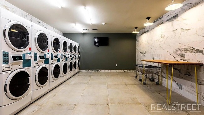 Photo - Sunny Studio in Downtown Brooklyn.