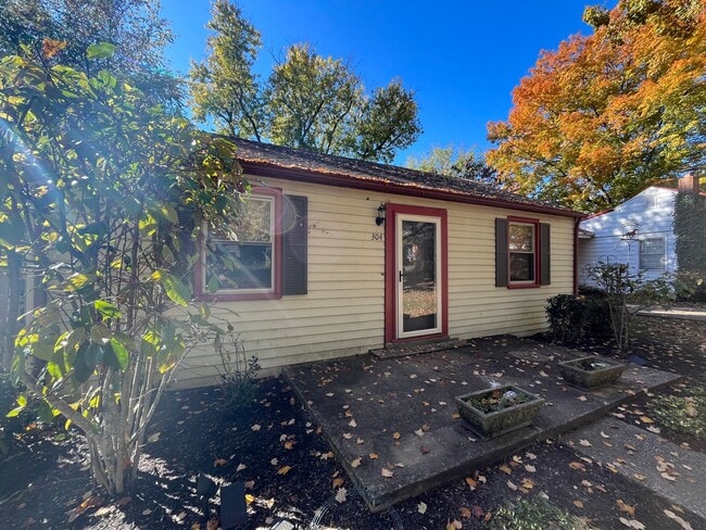 Building Photo - Charming 2 bedroom/ 1 Bath home minutes to Downtown Franklin, dog friendly, fenced yard