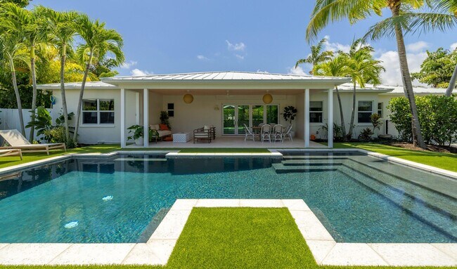 Building Photo - 225 Russlyn Dr