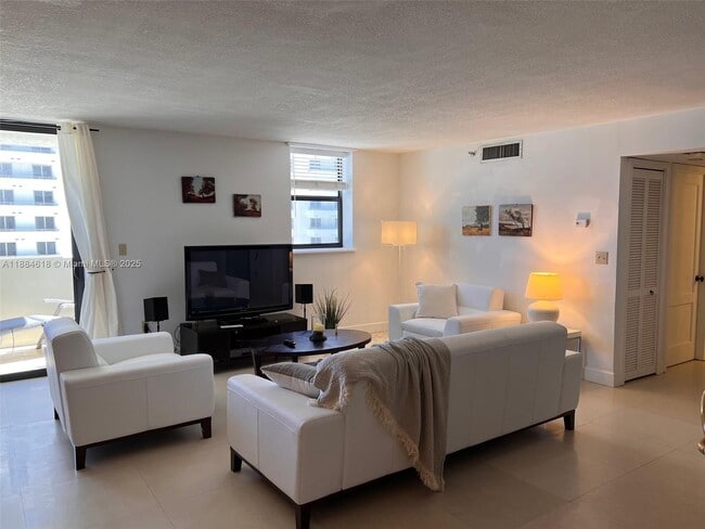 Photo - 1623 Collins Ave Unidad PH1012
