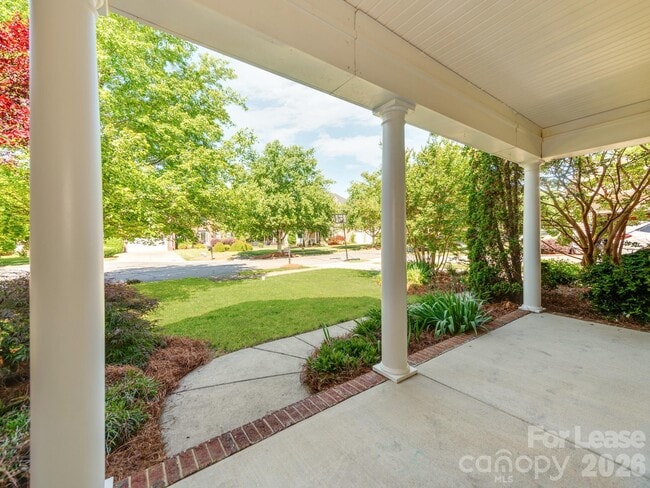 Photo - 533 Montgrove Pl NW