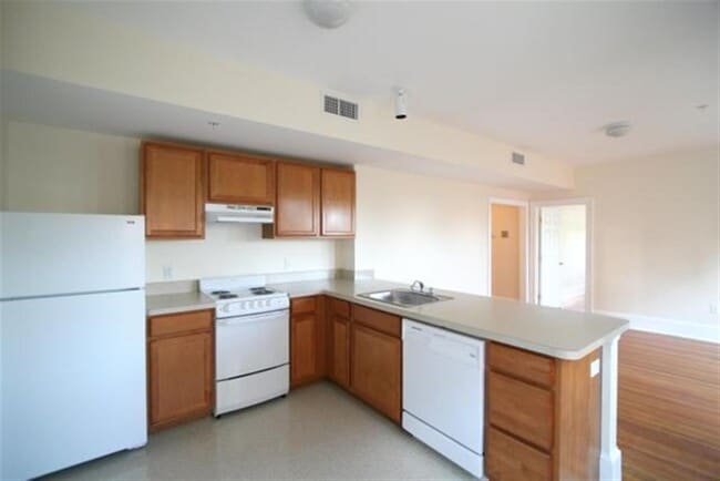 Building Photo - 881 Massachusetts Ave Unit 23