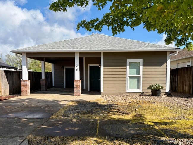 Building Photo - 3 Bedroom 2 bath single family house