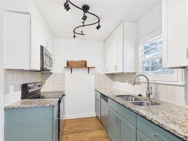 Photo - 6211 Manor Rd