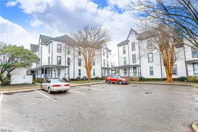 Building Photo - Fully Updated 2 Bedroom Unit 1009