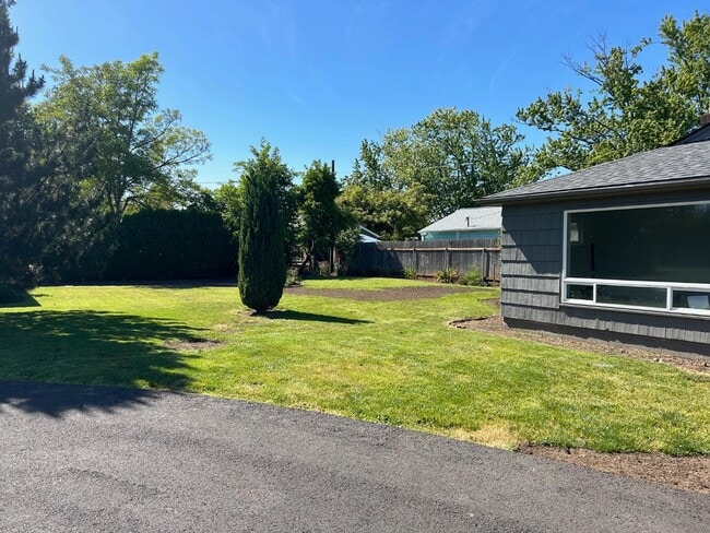 Photo - 1421-1421 Park Ave NE