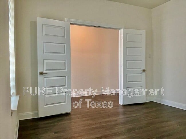 Photo - 1008 Brenham Ln