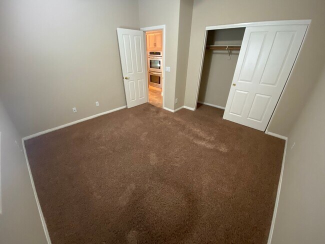 Photo - Beautiful 5 bed/3 bath home located in Hen...