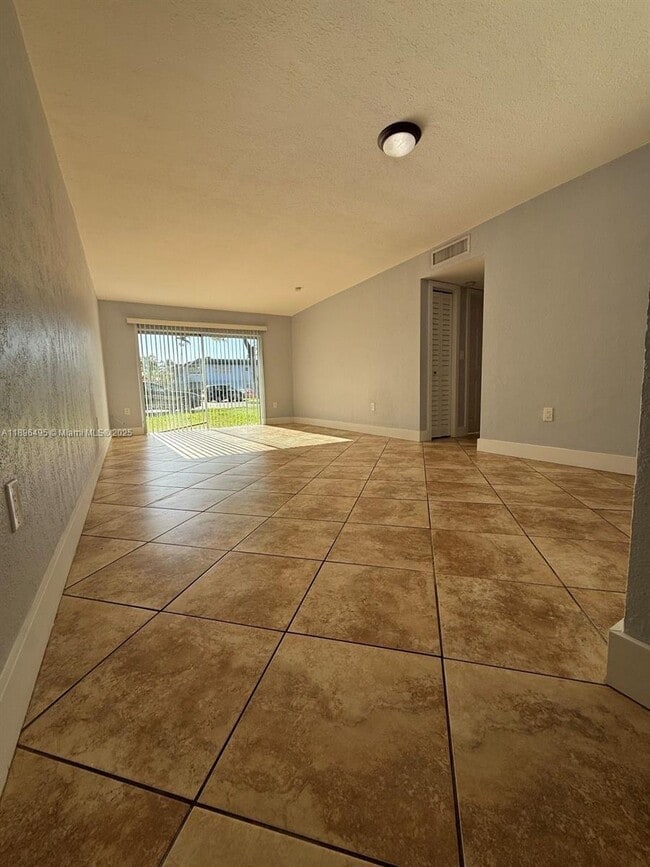 Building Photo - 7600 SW 82nd St Unit J114