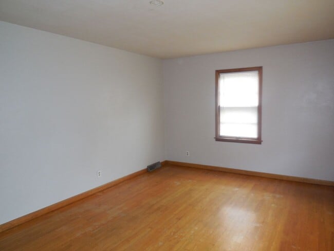 Photo - 2 Bedroom Home in Edwardsville! Great Woo...