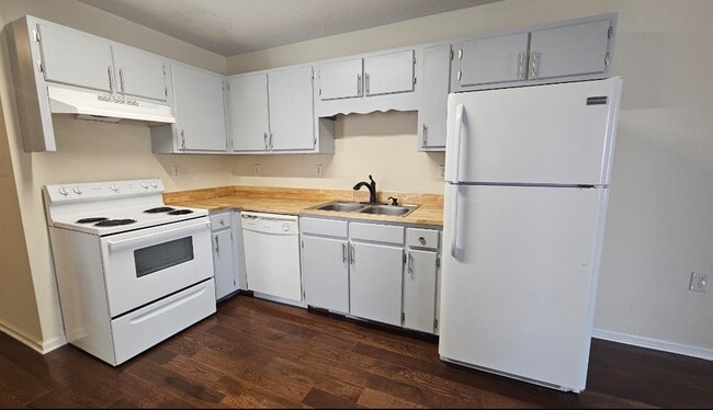 Photo - 2966 Landmark Ct NE