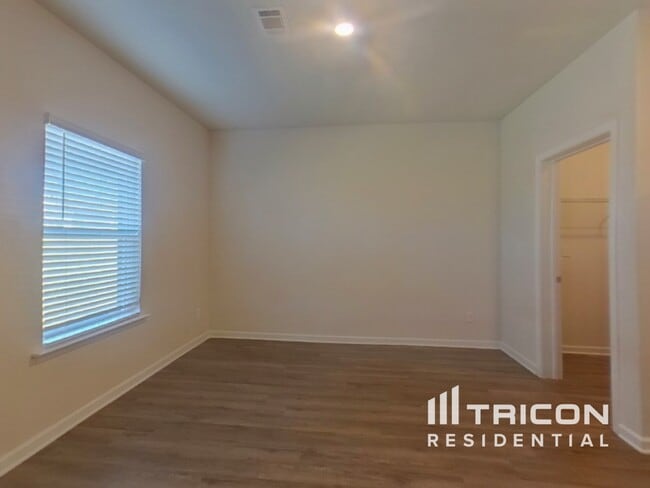 Photo - 823 Athens Ln