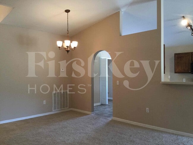 Photo - 425 Hammerstone Ave