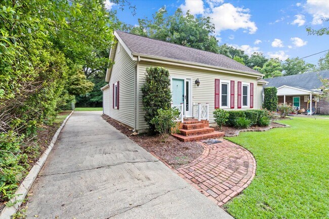 Photo - 709 W College St