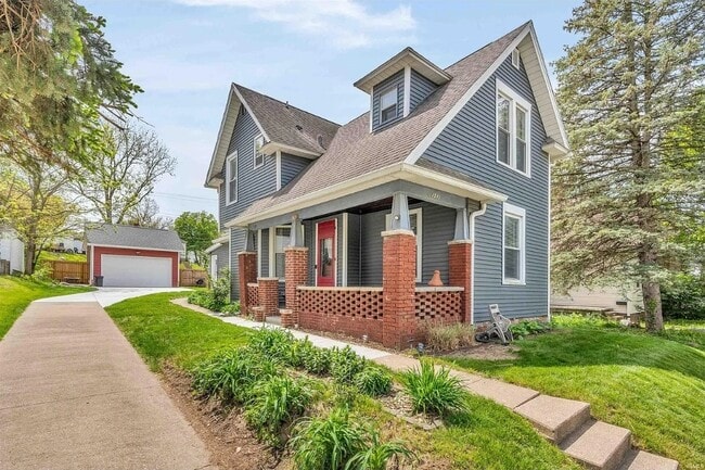 House with garage, garage has electric car hookup - 1941 Echo St Rental