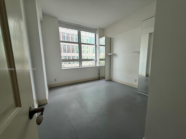 Photo - 111 E Flagler St Unidad 402
