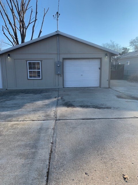 Building Photo - Private Charming Home!