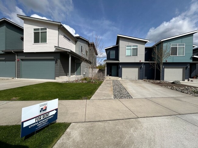 Building Photo - 3 Bedroom 2 Bath Home in Cordata with Garage