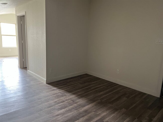 Building Photo - 201 Eastwood St Unit 3 Rental