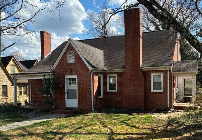 Building Photo - 815wj Unit 815 & 1/2