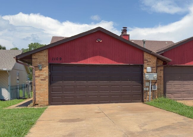 Photo - $500 OFF MOVE IN SPECIAL | Duplex in Centr...