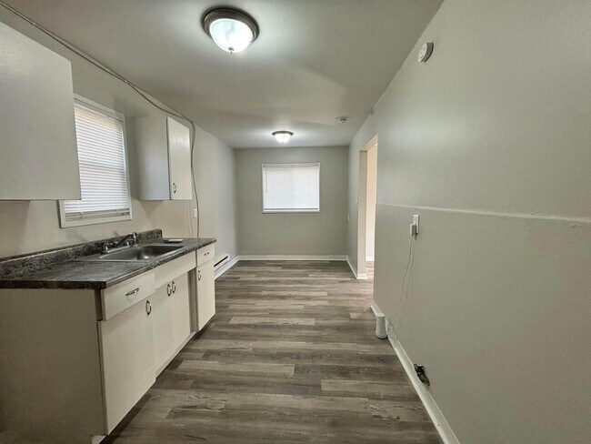 Photo - 308 Wrexham Ave Unit 4