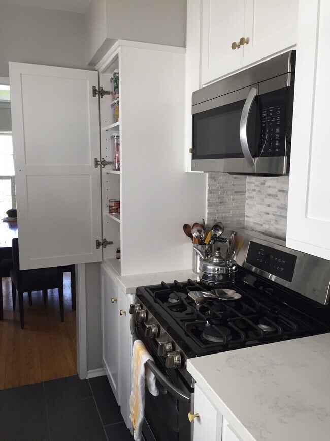 Lots of storage in kitchen - 3037 Motor Ave