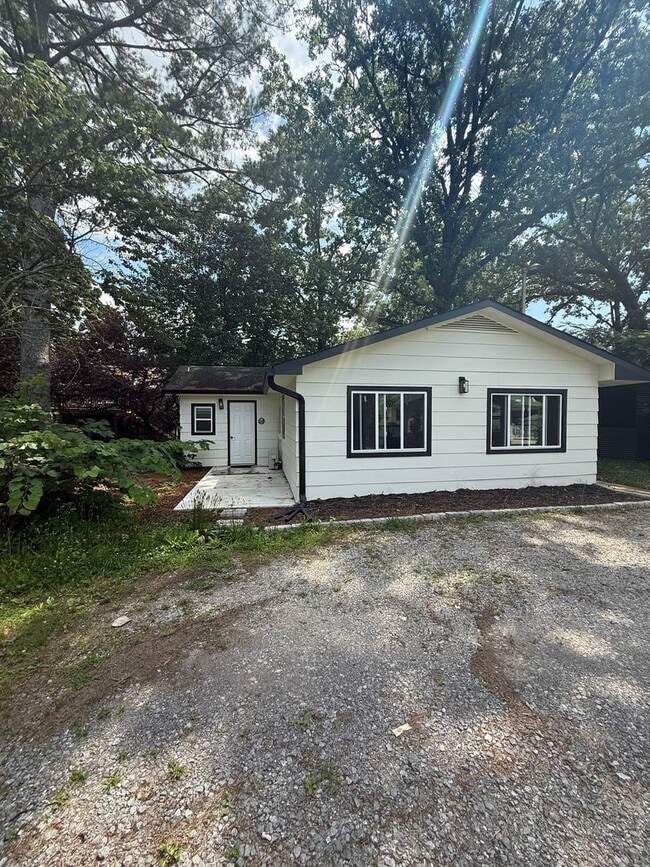 Building Photo - 1022 Givens Rd Unit B