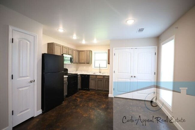 Photo - Beautiful 4 bed 2 bath home - HUD accepted!!