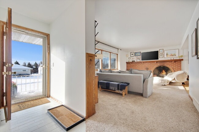 Photo - Gorgeous 3 Bedroom In Saint Anthony Village - Dogs Welcome!