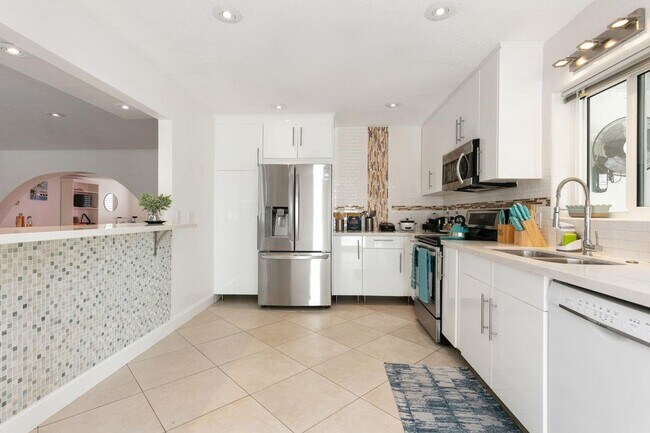 Photo - 1900 N Victoria Park Rd