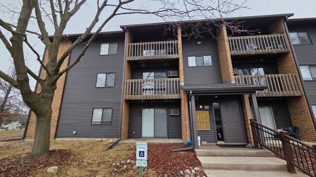 Building Photo - 627 S Virginia Rd Unit 212