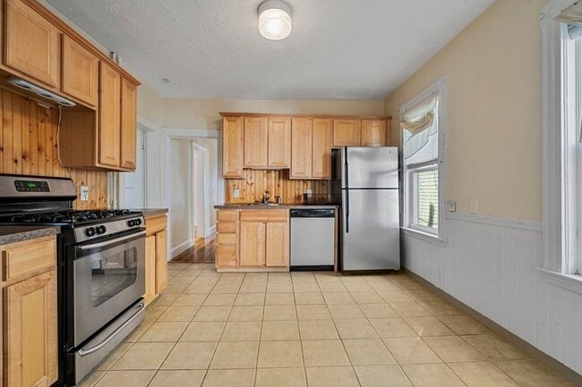 Building Photo - 31 Harold St Unit A
