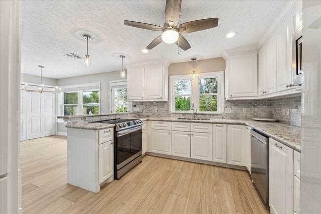 Photo - 205 W Bayou Dr