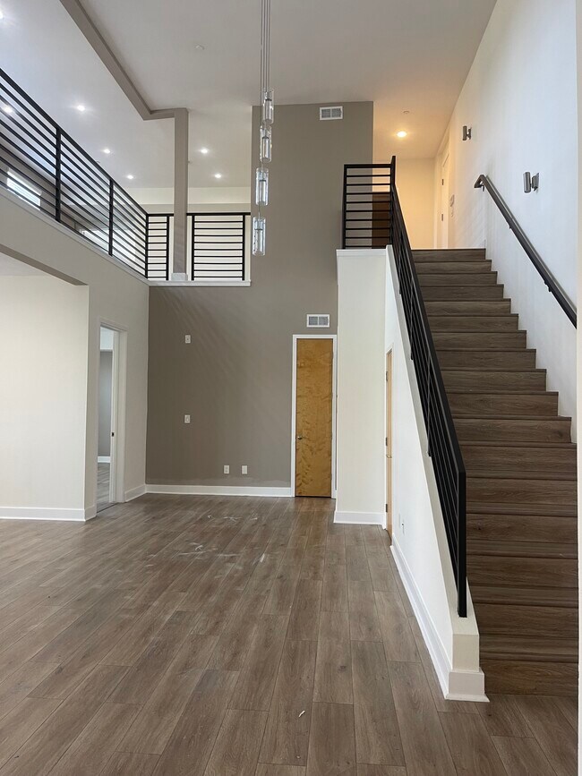 395 E 4th St Unit 33