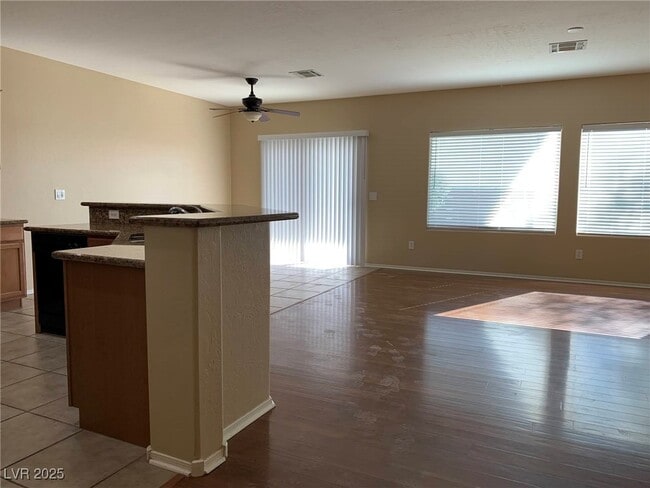 Photo - 7404 Petrel St