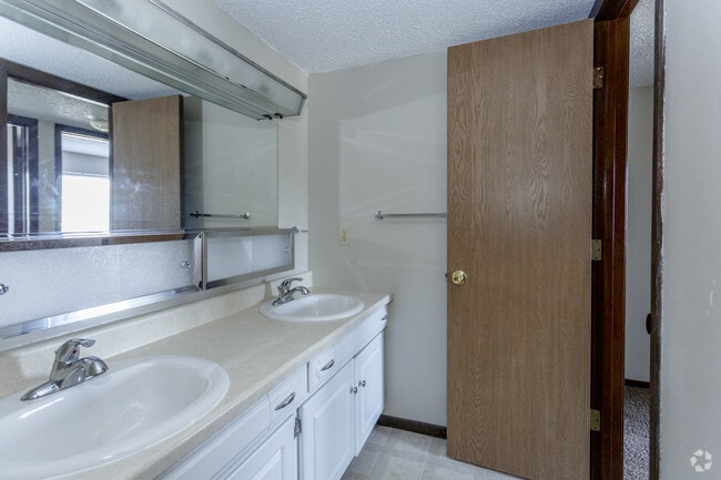 2BR, 1BA - 900 SF