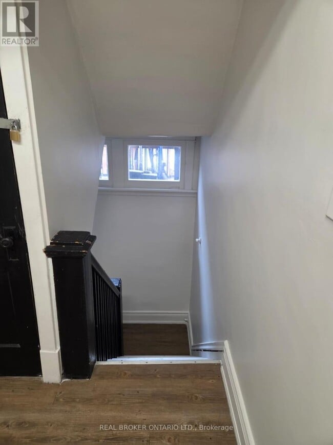 Photo - 983 Main St E Unité 2