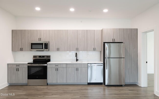 Building Photo - 33 Centre St Unit 3D