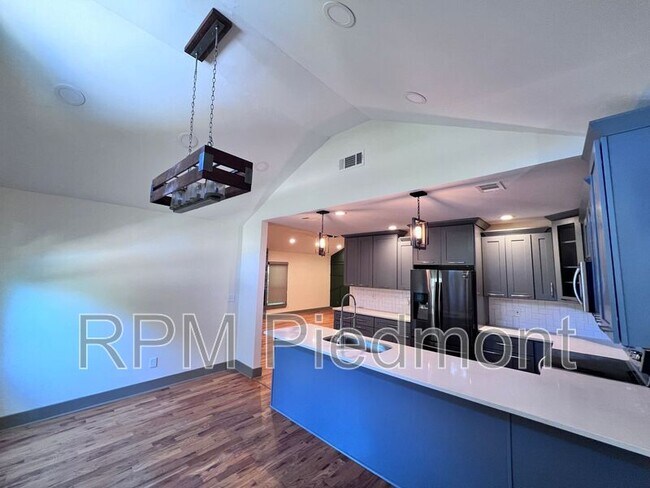 Photo - 334 Dargan Pl SW