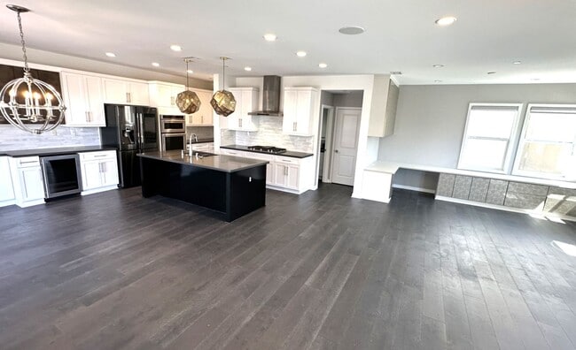 Photo - Spacious 3 Bdrm Detached Home Located Cent...