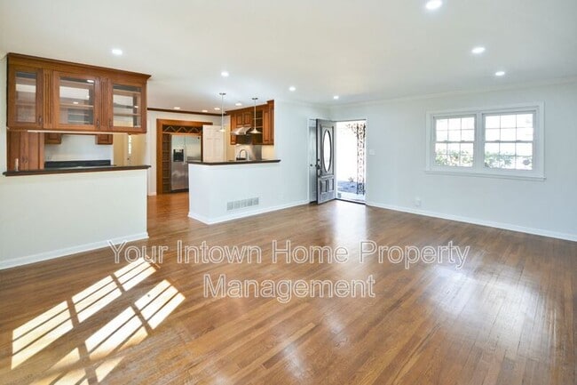 Photo - 317 Eureka Dr NE