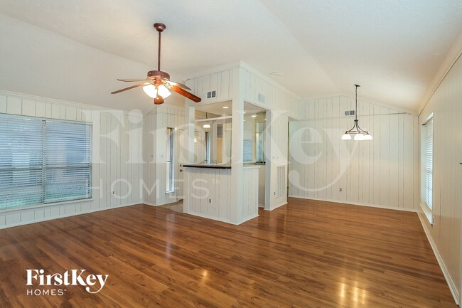 Photo - 613 W Castle Harbour Dr